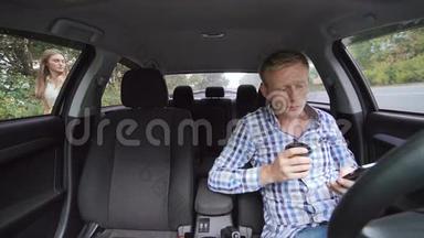 男人喝咖啡，用电话，女孩<strong>坐在车上</strong>用平板电脑。 4K